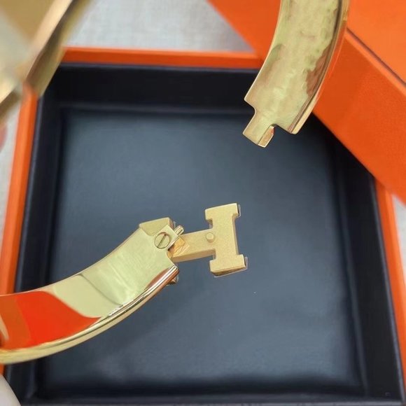 New! Clic H Bracelet Black and Gold - Picture 9 of 9